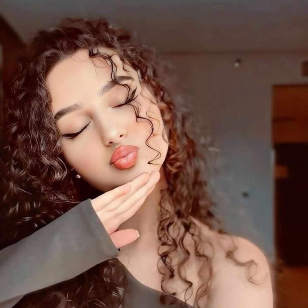  Stylish DP for girls