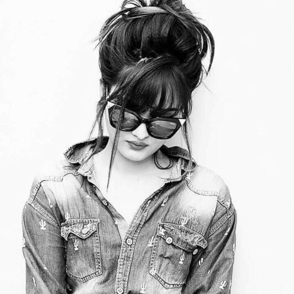 Cute girl pic profile simple
